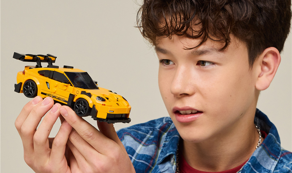 Stavebnica LEGO® Speed Champions 77239 Superauto Porsche 911 GT3 RS Minifigúrka vodiča s helmou umožní deťom usporiadať preteky a vymýšľať vlastné príbehy na tratiach.