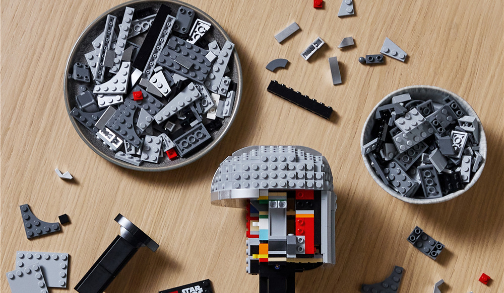 Stavebnica LEGO® Star Wars™ 75328 Helma Mandaloriana 584 kociek LEGO a ilustrovaný návod ponúka dospelým fanúšikom Star Wars sústredenú staviteľskú výzvu.