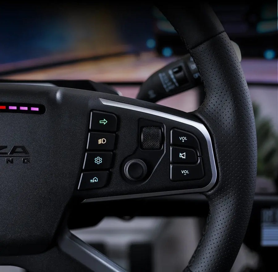 Volant Moza Racing TSW (PC) hliník Záber na podsvietené tlačidlá na volante s piktogramami zodpovedajúcimi tým v skutočnom kokpite nákladného vozidla.
