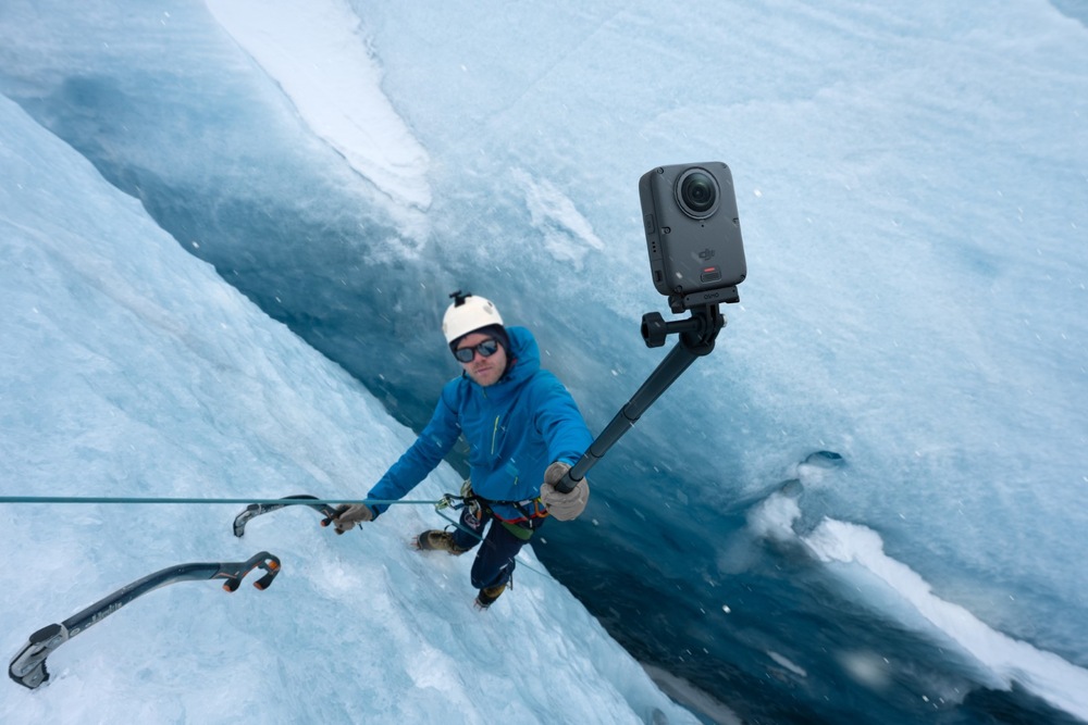 Outdoorová kamera DJI Osmo 360 II Standard Combo čierna Horolezec na strmej ľadovej stene si kupuje selfie pomocou akčnej kamery na neviditeľnej selfie tyči