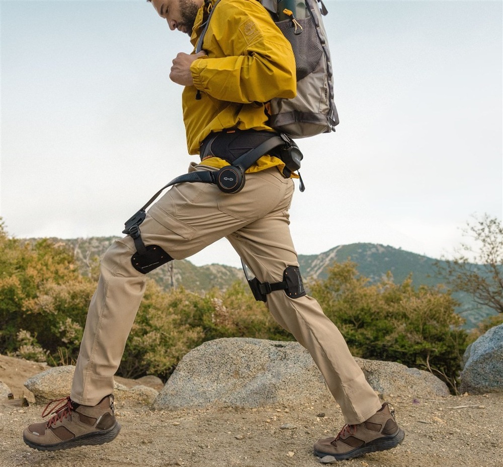 Exoskeleton Hypershell Ultra S čierny Muž má nasiahnutý Hypershell Ultra S a využíva ho pri náročnej horskej turistike.