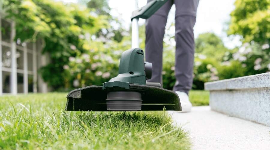 Kosačka strunová Bosch UniversalGrassCut 18V-26 (s batériou) Kosačka strunová Bosch UniversalGrassCut 18V-26 (s batériou)
