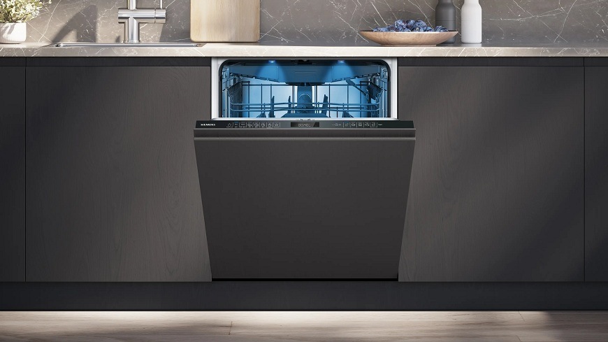 Umývačka riadu Siemens iQ500 SN65ZX17CE Zeolith® Pootvorená umývačka Siemens SN65ZX17CE v tmavej kuchynskej linke