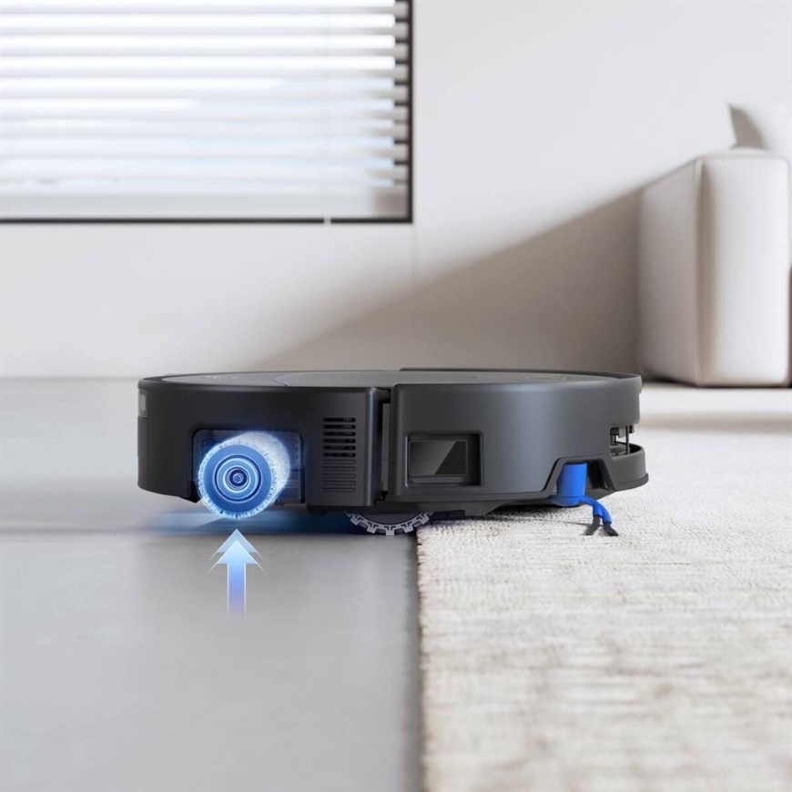 Robotický vysávač Ecovacs DEEBOT T80S OMNI BLACK čierny Robotický vysávač DEEBOT T80S OMNI so zdvihnutým mopom nabieha na koberec