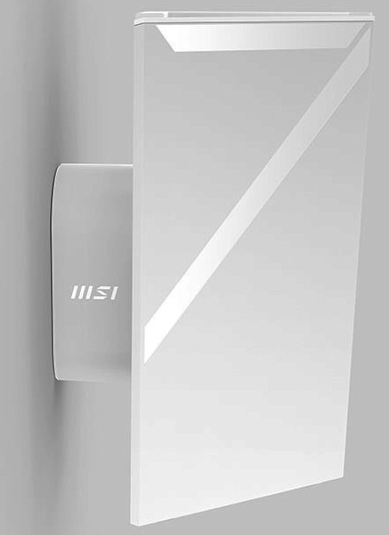 Prístupový bod (AP) MSI Roamii BE Lite biely Na obrázku je biely prístupový bod MSI Roamii BE Lite pripevnený na stene. Má plochý, vysoký a elegantný tvar s jemne lesklým povrchom a výrazným šikmým pruhom na prednej strane. Za hlavným telom je vidieť menší zadný držiak s logom MSI, ktorý zariadenie oddeľuje od steny. Celkovo pôsobí veľmi čisto, moderne a nenápadne.