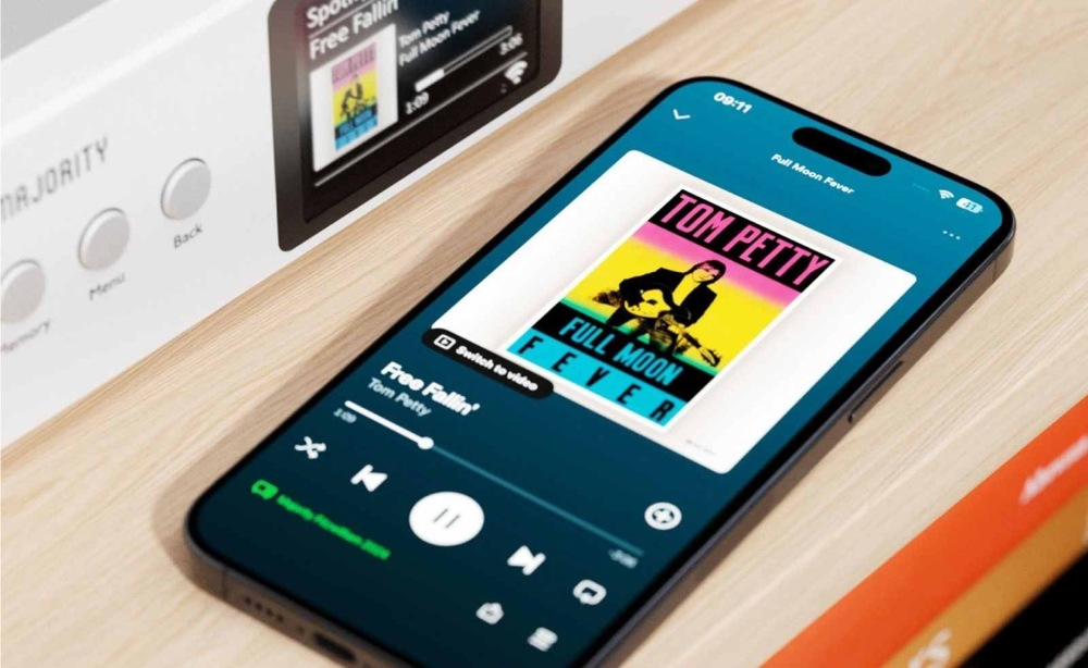  Mobilný telefón s aplikáciou Spotify vedľa internetového rádia Majority Fitzwilliam.
