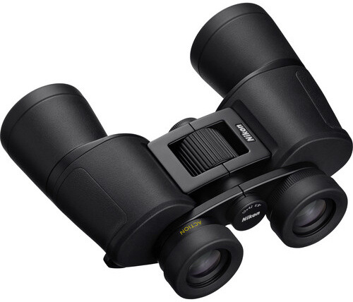  Ďalekohľad Nikon Action EX 10x42 z boku na bielom pozadí.