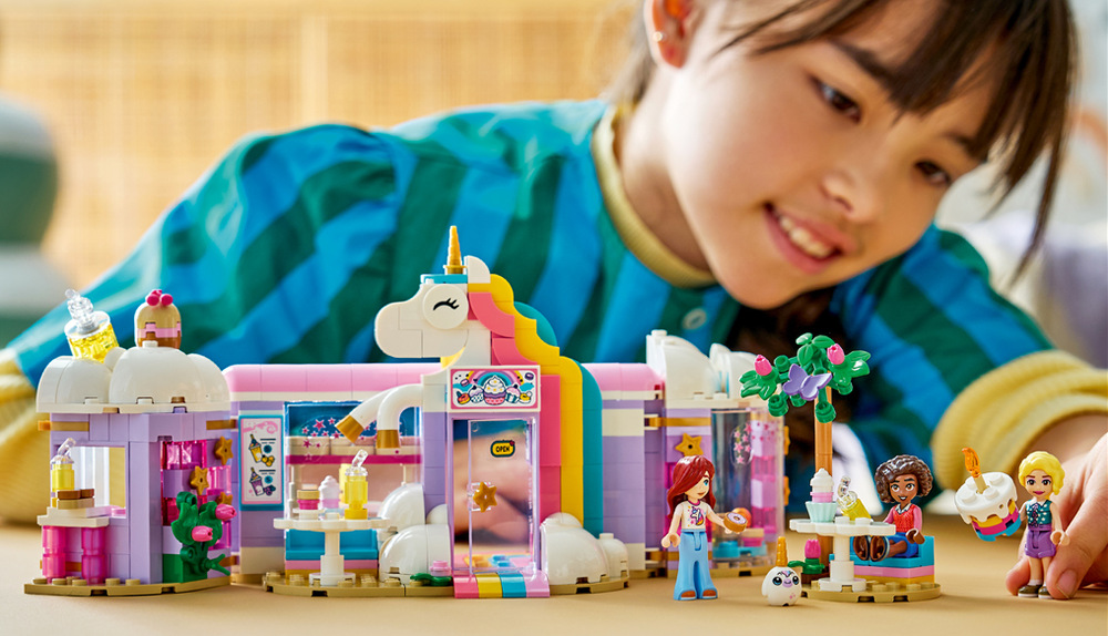 Stavebnica LEGO® Friends 42684 Snová kaviareň s jednorožcami Výloha, otočný podnos a pestrá ponuka sladkostí nabádajú k aranžovaniu dobrôt i obsluhe hostí.