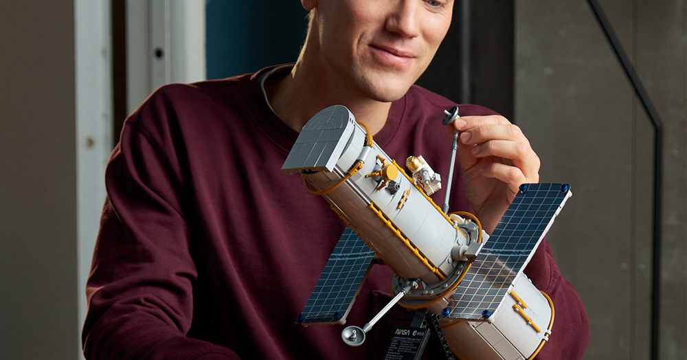 Stavebnica LEGO® Icons 11382 Hubblov vesmírny ďalekohľad Po sňatí panelov je možné nahliadnuť dovnútra a prezrieť si gyroskopy, zrkadlá aj ďalšie pohyblivé prvky.