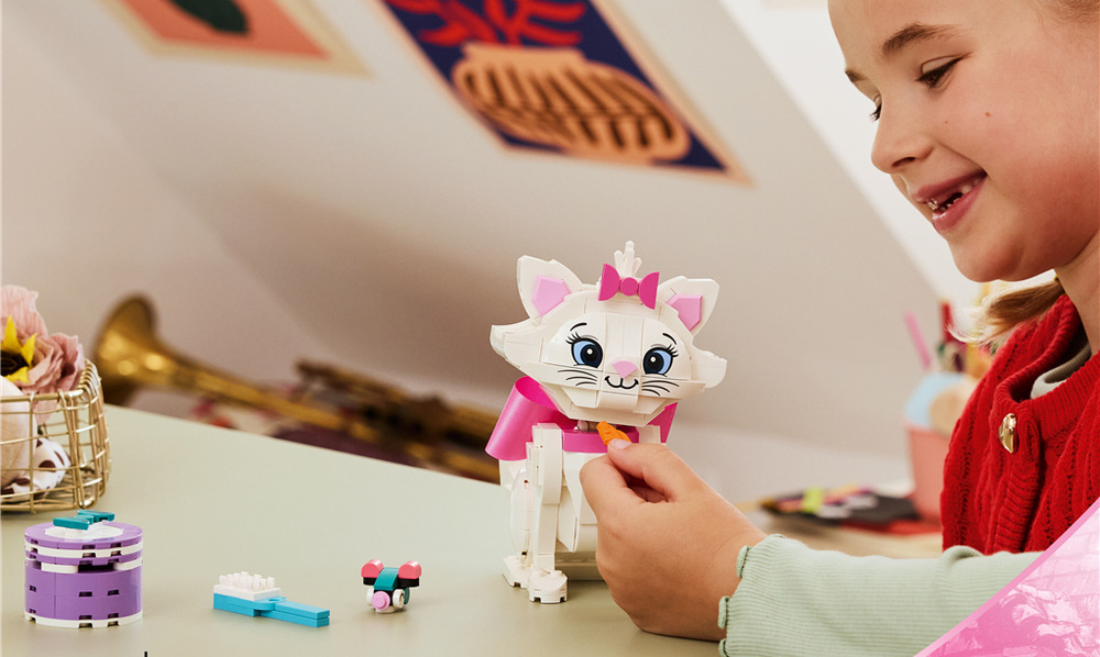 Stavebnica LEGO® │ Disney 43286 Roztomilá Marie z filmu Aristomačky Pohyblivá figúrka Márie z Aristokočiek umožňuje meniť mačacie pózy a vymýšľať vlastné príbehy.