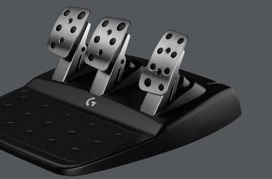 Závodná pedálová zostava Logitech G923 SE s kovovými pedálmi, ktoré stoja na robustnej základni pripravenej na intenzívnu jazdu.