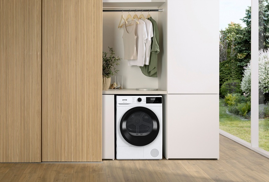Sušička bielizne Gorenje D2HNE9C biela Voľne stojaca kondenzačná sušička s tepelným čerpadlom Gorenje D2HNE9C je umiestnená v modernej domácnosti.