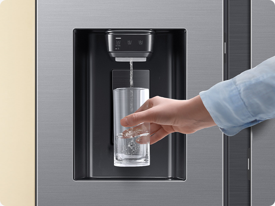 Dávkovač vody chladničky Samsung RS90F66BETEO s napúšťaným pohárom