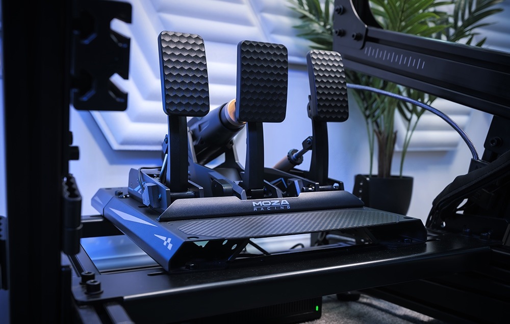 Pedále Moza Racing CRP2 + mBooster Pedal Set zaujme aj jednoduchou inštaláciou