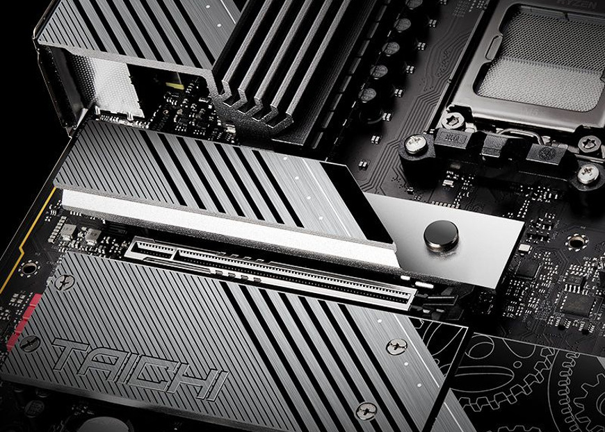 Základná doska ASRock X870E TAICHI LITE Detail masívnych chladičov M.2 a PCIe slotov na doske ASRock X870E Taichi Lite