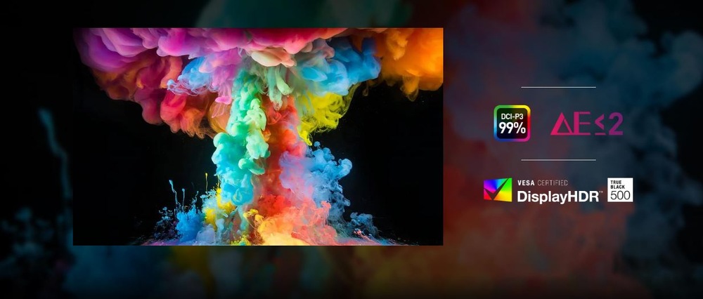 Abstraktné farebné oblaky dymu kaskádovito padajú dole na tmavom pozadí. Text zvýrazňuje vlastnosti: DCI-P3 99%, ΔE ≤ 2, VESA DisplayHDR True Black 500.