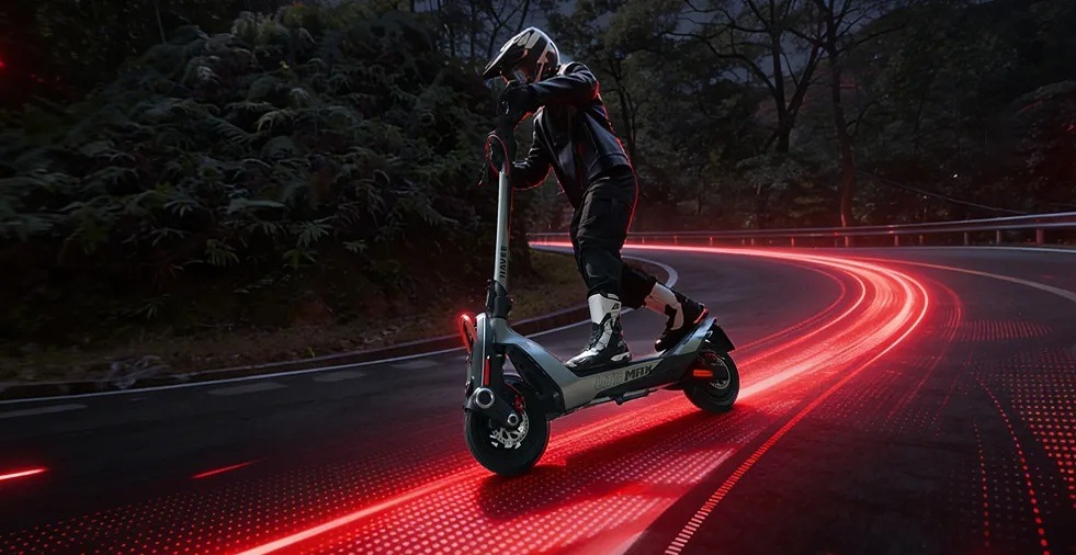 Elektrická kolobežka NAVEE UT5 Max strieborná Elektrická kolobežka NAVEE UT5 Max so systémom TCD pri jazde na ceste
