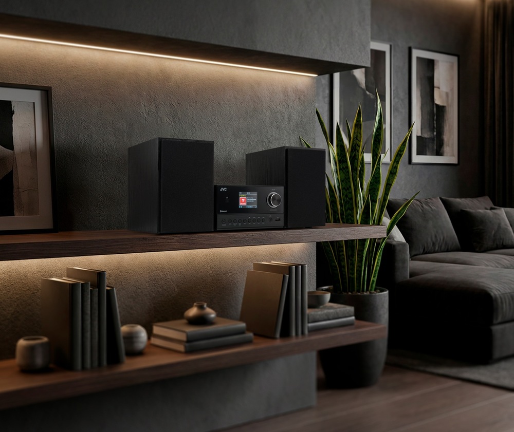 Mikro HiFi systém JVC UX-E225B čierny Štýlový mikrosystém JVC UX-E225B umiestnený na drevenej polici v modernej obývacej izbe s ambientným osvetlením
