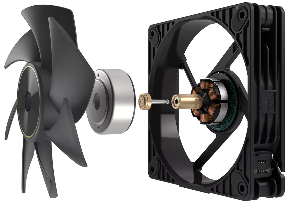 Ventilátor Asus ProArt PF120 Black, 120 mm čierny Na obrázku je Ventilátor Asus ProArt PF120 Black (120 mm) v rozloženom „explodovanom“ pohľade, aby bolo vidieť, z čoho sa skladá. Vľavo sú čierne lopatky s okrúhlym stredom so zlatistým krúžkom. Uprostred je samostatná kovová časť náboja/ložiska. Vpravo je čierny štvorcový rám ventilátora av jeho strede je odkrytý motor - sú vidieť medené vinutia a elektronika okolo. Dole na ráme je tiež malý konektorový modul na prepojenie ventilátorov.