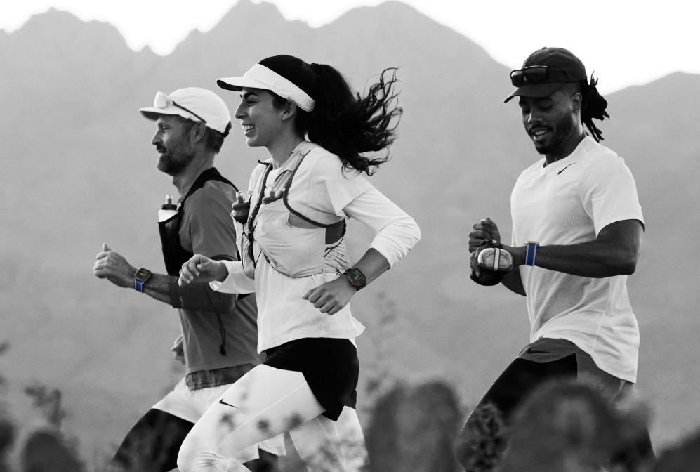 Inteligentné hodinky Apple Watch Ultra 3 GPS + Cellular 49mm čierny titán - čierny / uhlový trailový ťah - M/L