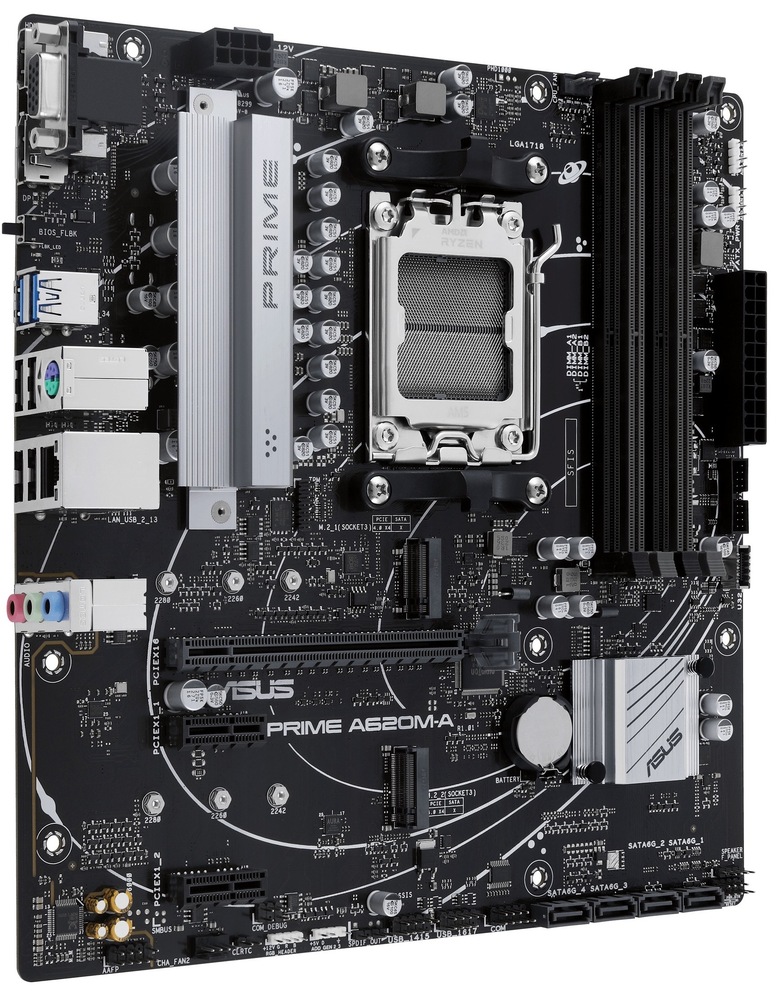 Základná doska Asus PRIME A620M-A-CSM Pohľad zhora na dosku. Vidíme sloty pre komponenty, v strede dosky je slot pre CPU, ďalej vidíme chladič a ďalšie komponenty dosky. Tiež na boku sú zachytené porty pre pripojenie externých zariadení.