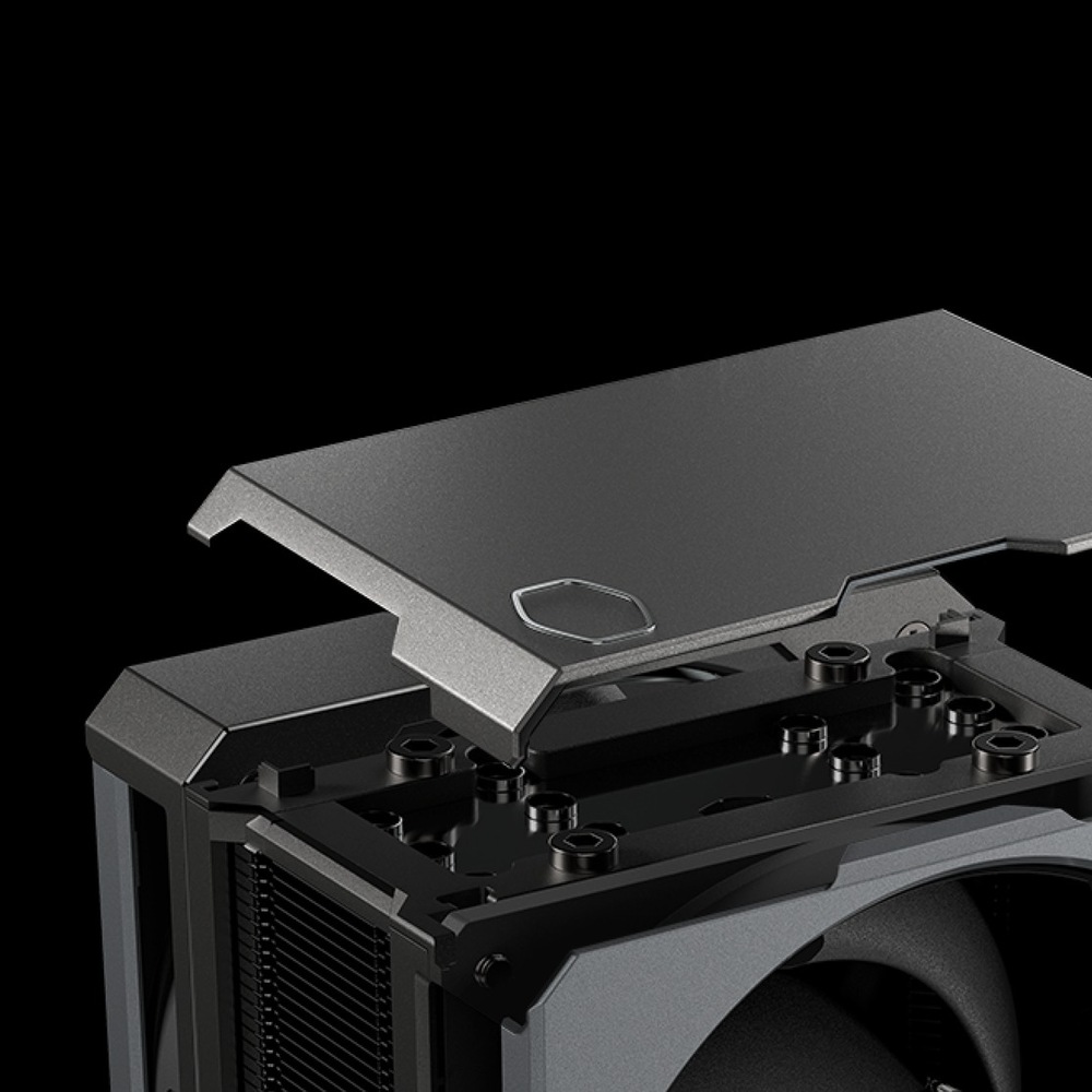 Chladič CPU Cooler Master Hyper 612 Apex, 2x120 mm čierny Detailný záber na počítačový ventilátor s elegantným kovovým designom na čiernom pozadí. Horný kryt je čiastočne zdvihnutý a odhaľuje textúrované detaily a skrutky. Nálada je technická a moderná.