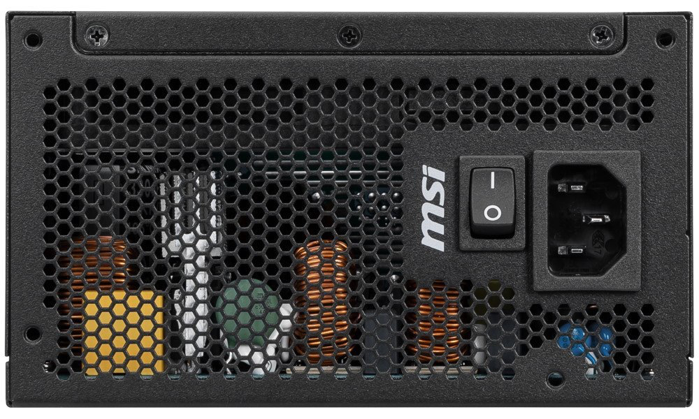 Zdroj MSI MSI MAG A850GLS 850W PCIE5 čierny Na obrázku je zadná strana napájacieho zdroja MSI. Prevažnú časť zaberá čierna perforovaná mriežka so šesťuholníkovými otvormi, cez ktorú je vidieť vnútorné súčiastky vrátane cievok a ďalších elektronických prvkov. Vpravo je vypínač zapnutia a vedľa neho zásuvka pre pripojenie napájacieho kábla. Ide o technický pohľad na časť zdroja, ktorá slúži na prívod elektriny a odvetrávanie.