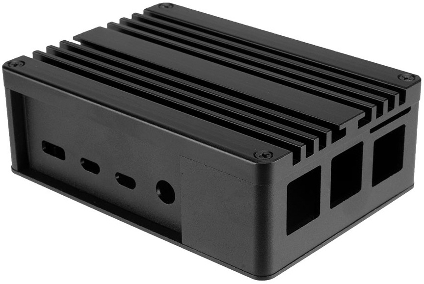 Case AKASA Pi 4 Pro Extended Aluminium case with Thermal Modules for Raspberry Pi 4 Model B čierna Pohľad cez ľavý predný roh. Sú vidieť 3 výrezy na prednom čele pre porty dosky. Na boku potom ďalšie 4 výrezy pre porty.