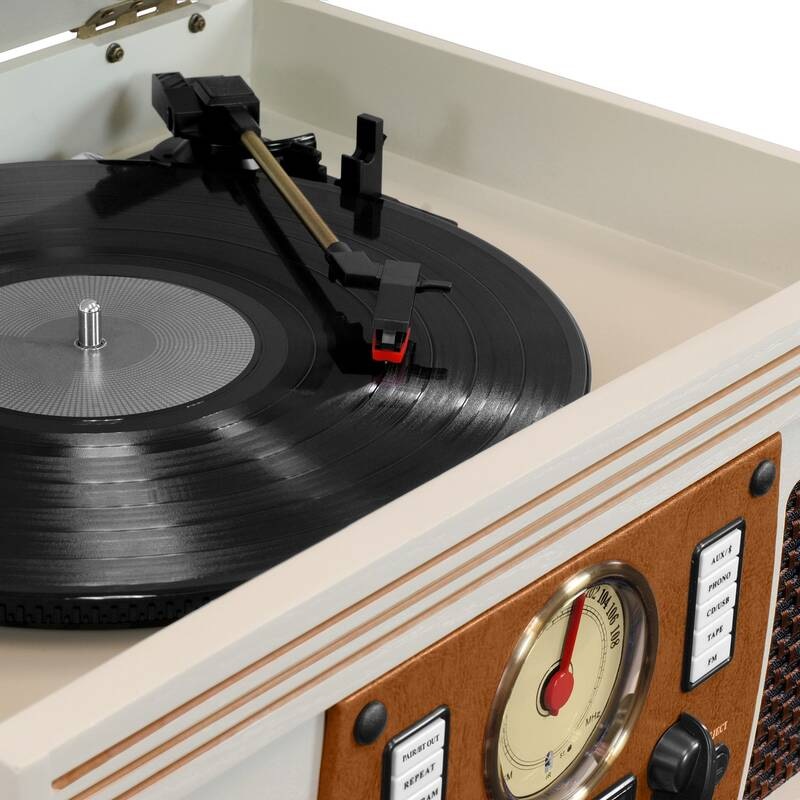 Pohľad na ramienko s ihlou prehrávajúcou čiernu vinyl dosku v gramofóne Victrola VTA-600B