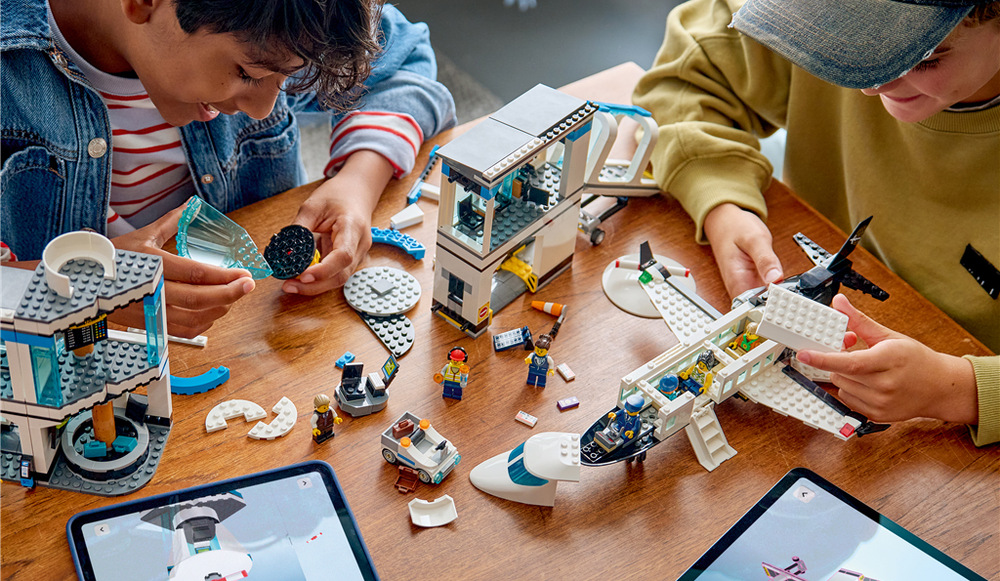 Stavebnica LEGO® City 60502 Letiště s letadlem Postavte si letisko s terminálom, lietadlom, nástupným mostíkom a ťahačom pre hodiny hrania.