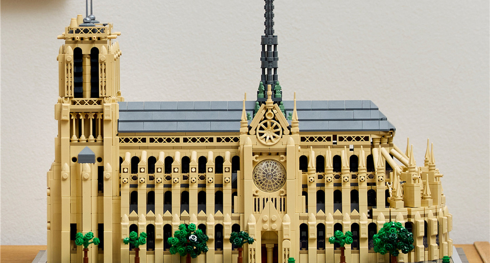 Stavebnica LEGO® Architecture 21061 Notre-Dame v Paříži Rozeta, veže, odnímateľná strecha a detailný interiér umožňujú preskúmavať model aj po dokončení stavania.