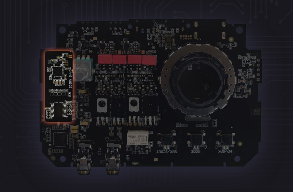 Zvuková karta Creative Sound Blaster G8 čierna Detail pokročilého PCB s rôznymi súčiastkami a zvýraznenými sekciami. Tmavé pozadie zdôrazňuje zložité elektronické usporiadanie.