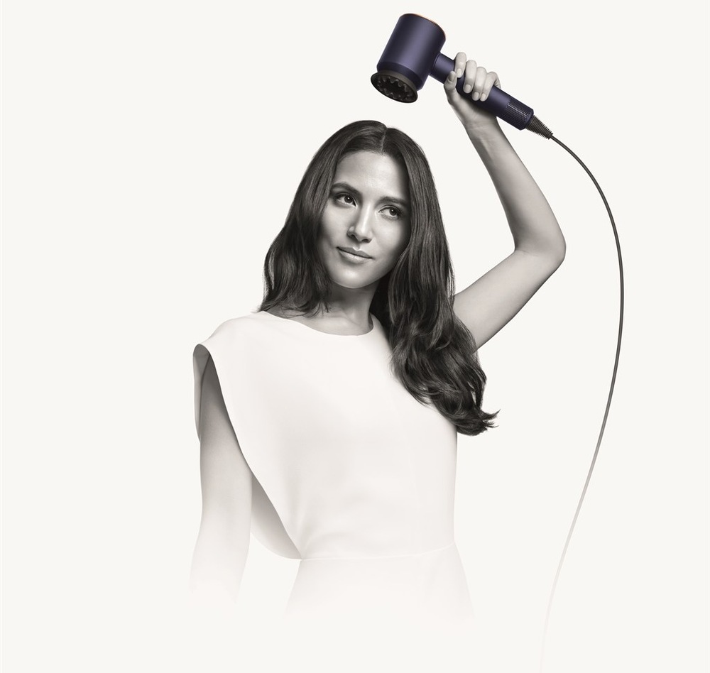 Fén Dyson Supersonic Nural HD16 T1/T2 pruská modrá/medená medený/pruská modrá Vo chvíli, keď fén položíte, prichádza na rad múdra detekcia odloženia. Vďaka nemu sa fén okamžite vypne a prúd vzduchu sa stlmí.