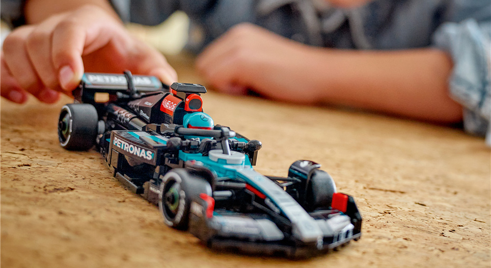 Stavebnica LEGO® Speed Champions 77244 Závodní auto Mercedes-AMG F1® W15 Minifigúrka pilota Mercedes-AMG PETRONAS F1 Team oživí preteky a umožní kombinovať model s ďalšími vozidlami.