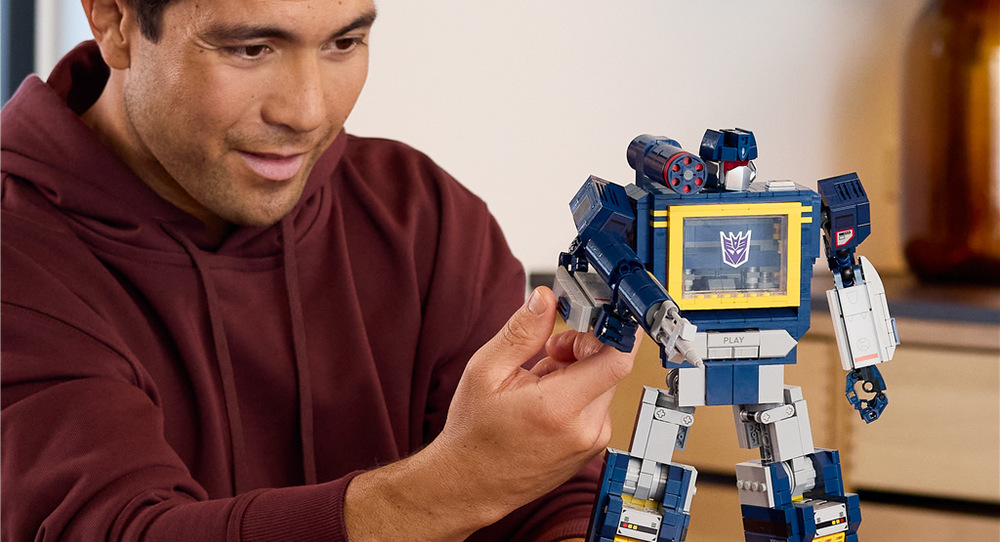 Soundwave ponúka dospelým sústredené stavanie a po dokončení výraznú dekoráciu s charakteristickou robotickou siluetou.