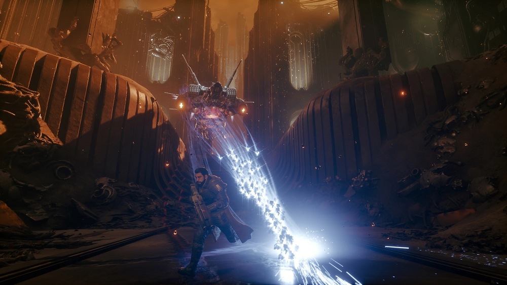 Futuristický bojovník beží pustou sci-fi krajinou s týčiacimi sa štruktúrami. Lietajúci nepriateľ ho prenasleduje a vyžaruje jasné energetické lúče. Intenzívna, akciou nabitá scéna.