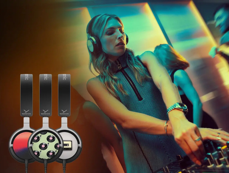 Žena pri mixážnom pulte so slúchadlami Beyerdynamic DJ 300 PRO X CLUB a detail týchto slúchadiel s náušníkmi v rôznych dizajnoch