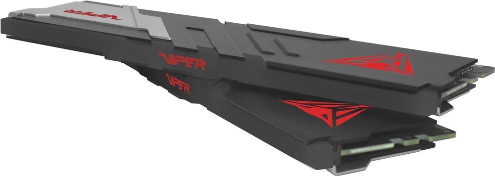Pamäťový modul Patriot Viper Venom 32GB (2x16GB) DDR5 6000MHz CL30 Na obrázku sú dva pamäťové moduly Patriot Viper Venom bez RGB podsvietenia. Sú položené šikmo cez seba, takže vyniká ich nízky profil, čierno-strieborný chladič a ostrý herný design. Na tele modulov sú červené logá Viper a štylizovaná hlava zmije. Na koncoch sú čiastočne vidieť kontakty na zasunutie do slotu základnej dosky.