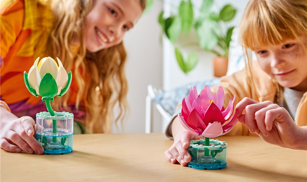 Stavebnica LEGO® Botanicals 11511 Lekníny Lekná môžete ľubovoľne aranžovať do váz a vytvoriť dekoráciu podľa vlastného vkusu a priestoru.