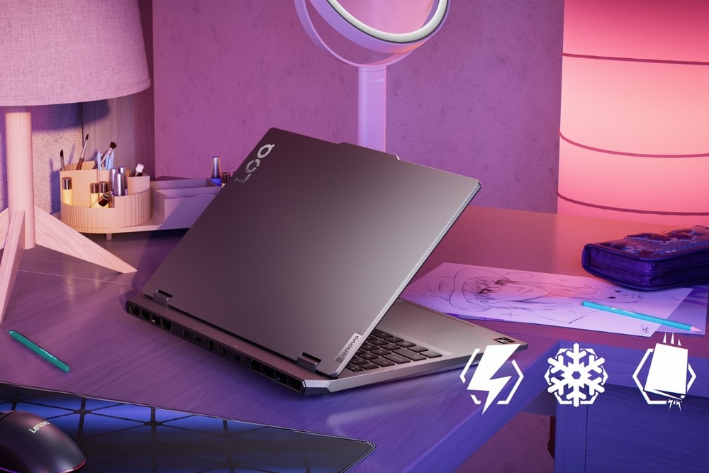 Notebook Lenovo LOQ 15AHP10 + Game Pass predplatné na 3 mesiace sivý Elegantný notebook leží napoly otvorený na fialovom stole, obklopený výtvarnými potrebami a žiariacou ružovou lampou. Viditeľné sú tri ikony symbolizujúce napájanie, chladenie a výkon. Scéna je moderná a kreatívna.