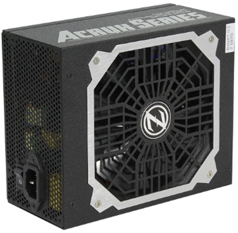 Na obrázku je napájací zdroj Zalman ZM1200-ARX 1200W zachytený šikmo spredu. Vpravo je veľký ventilátor krytý výraznou čiernobielou mriežkou s logom Zalman uprostred, vľavo perforovaná zadná stena s vypínačom a konektorom pre napájací kábel. Na hornej hrane je nápis ACQUIRUS a cez bočnú mriežku sú vidieť farebné vnútorné súčiastky.