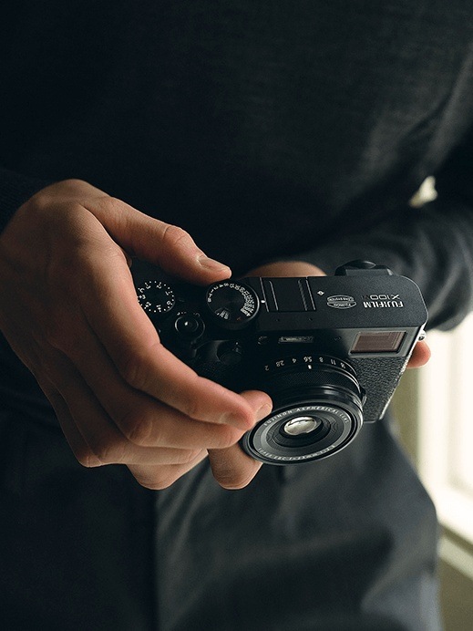 Detail kompaktného fotoaparátu Fujifilm X100VI s ovládačmi