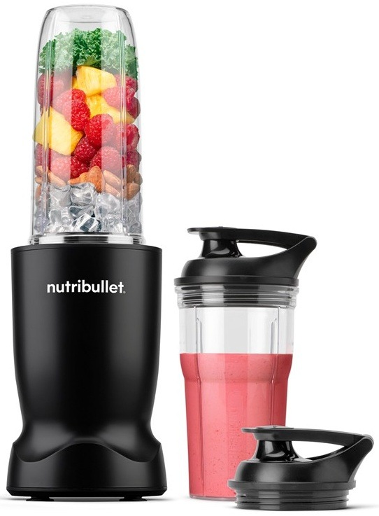 Osobný mixér NutriBullet s nádobou naplnenou ovocím a prenosným smoothie kelímkom.