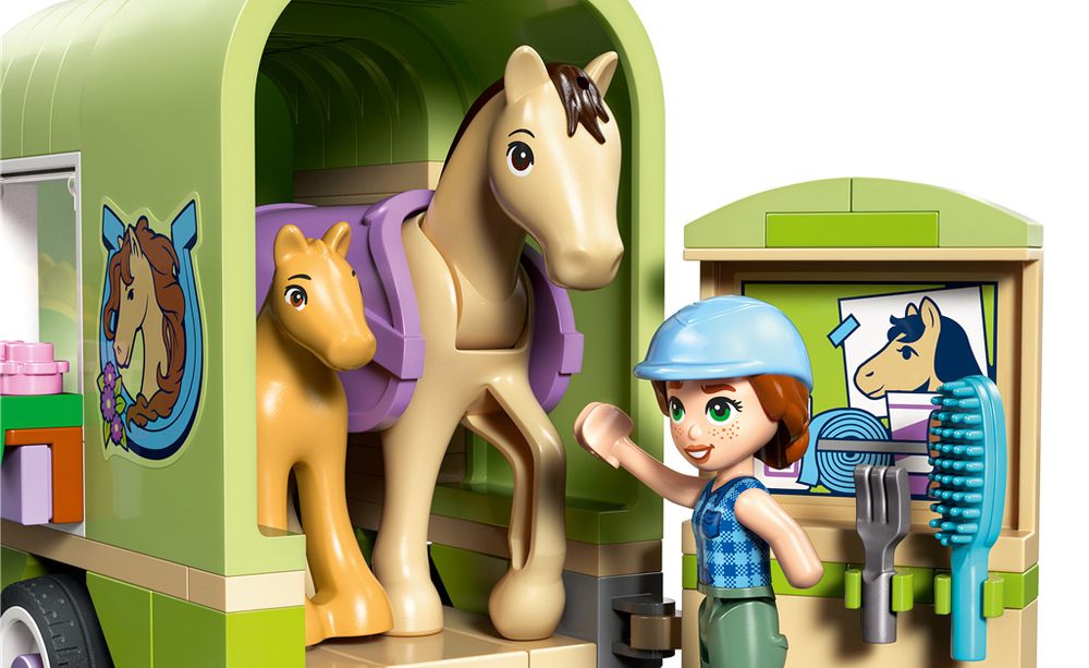 Stavebnica LEGO® Friends 42695 Přívěs s koněm a hříbětem 279 dielikov vytvorí auto s prívesom, ktoré je možné vďaka aplikácii LEGO Builder stavať, prezerať v 3D a rozširovať.