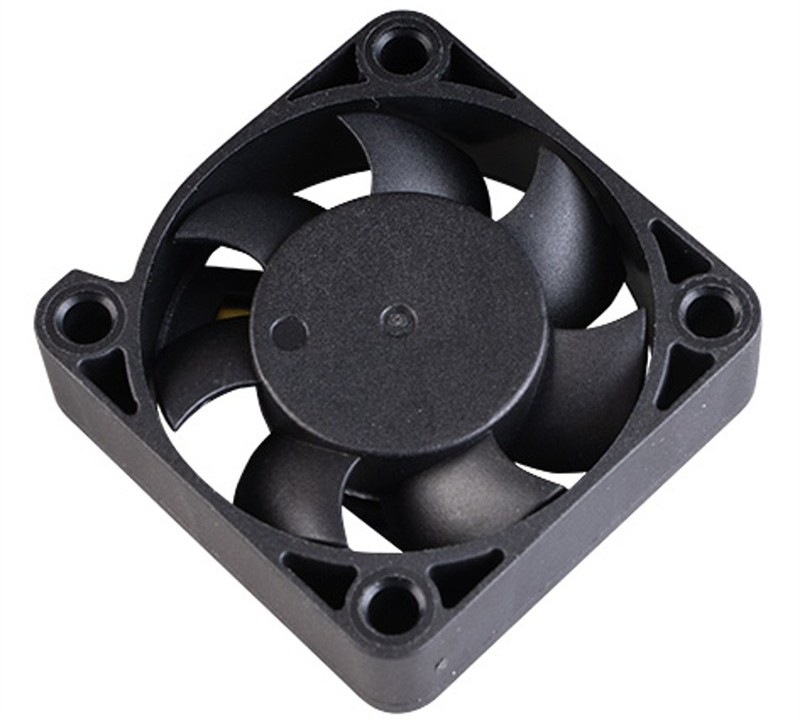 Ventilátor AKASA Black, 40 × 10 mm, čierna farba.