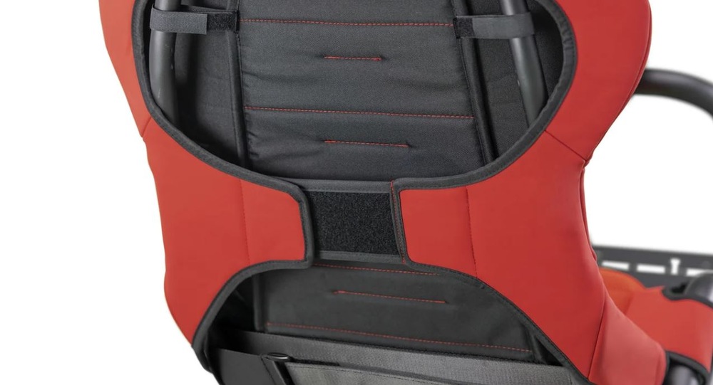 Zadný pohľad na závodný kokpit Playseat Trophy Black v čiernej farbe. Ilustruje systém uchytenia sedadla ku konštrukcii.