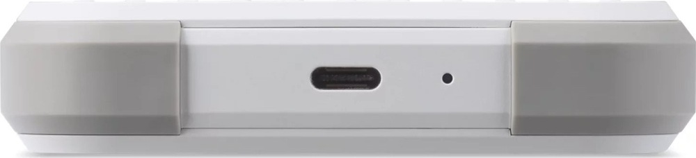 Spodná hrana mobilného hotspotu Acer Connect Enduro M6E. Uprostred je USB-C port pre nabíjanie a pripojenie, vedľa neho malý otvor, pravdepodobne pre mikrofón alebo servisnú/resetovaciu funkciu. Hrany chránia šedé gumové prvky.