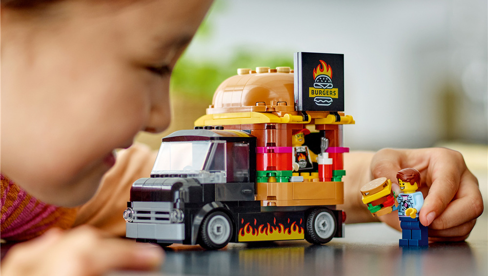 Stavebnica LEGO® City 60404 Hamburgerový truck Dve minifigúrky a doplnky v podobe omáčok umožňujú deťom od 5 rokov vymýšľať vlastné príbehy.