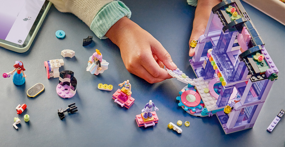 Stavebnica LEGO® Friends 42685 Módna prehliadka v mestečku Heartlake Deti kombinujú oblečenie a doplnky pre Paisley, Liann a Novu a vytvárajú originálne módne štýly.