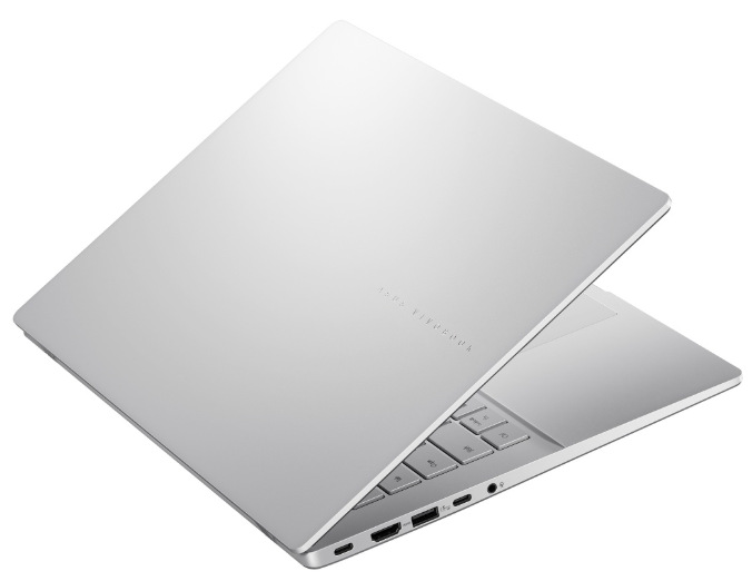 Notebook Asus Vivobook S14 strieborný Zadný pohľad na ASUS Vivobook S14 s hliníkovým vekom a ľavými konektormi